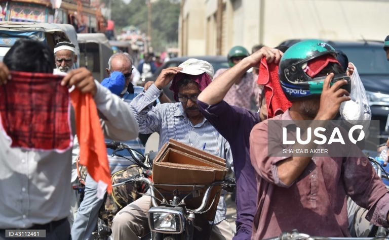 Vaga de calor em Karachi.