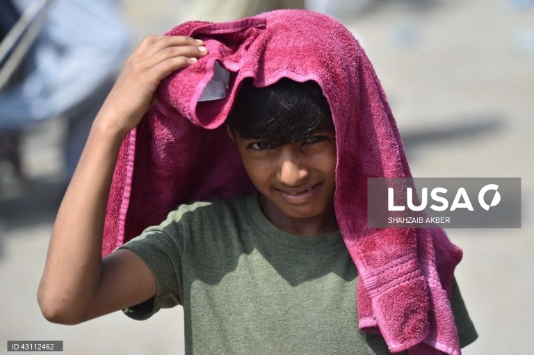 Vaga de calor em Karachi.