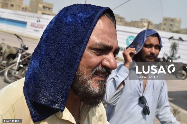 Vaga de calor em Karachi.
