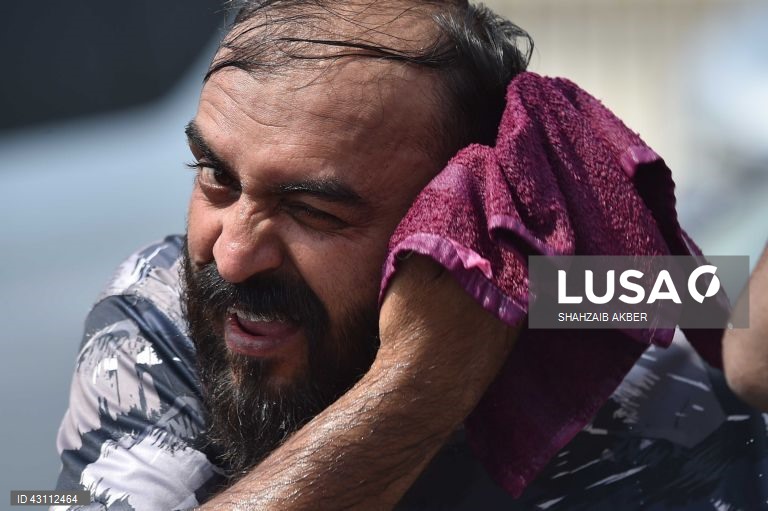 Vaga de calor em Karachi.