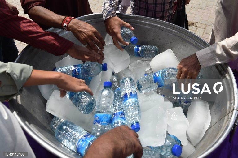 Vaga de calor em Karachi.