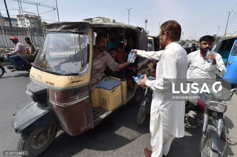 Vaga de calor em Karachi.
