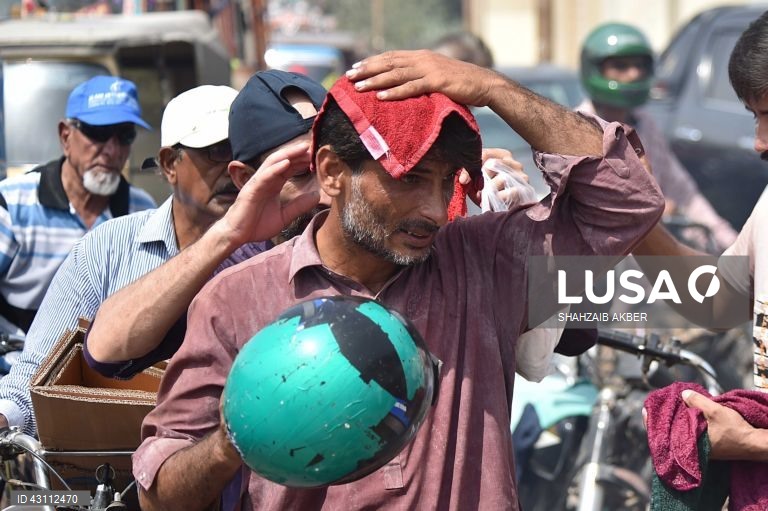 Vaga de calor em Karachi.