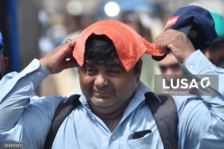 Vaga de calor em Karachi.