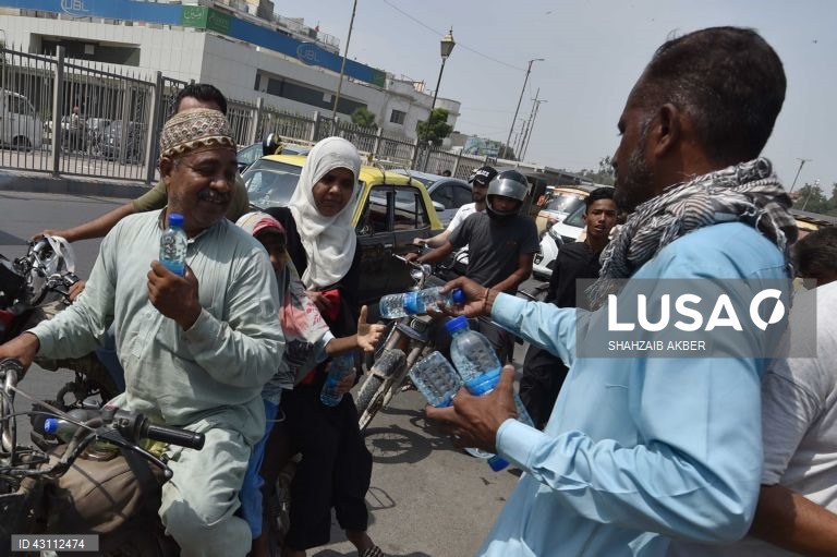 Vaga de calor em Karachi.