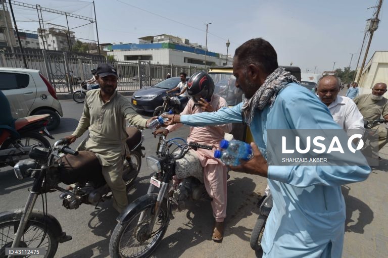 Vaga de calor em Karachi.