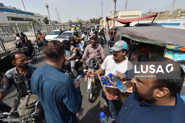 Vaga de calor em Karachi.