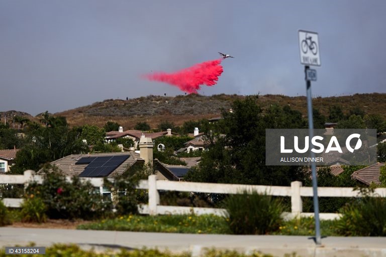 Incêndio em Sharp ameaça casas em Simi Valley