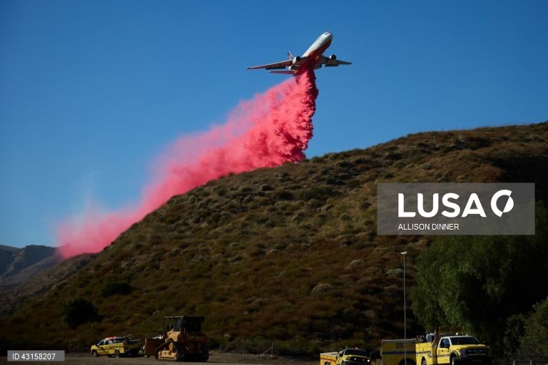 Incêndio em Sharp ameaça casas em Simi Valley