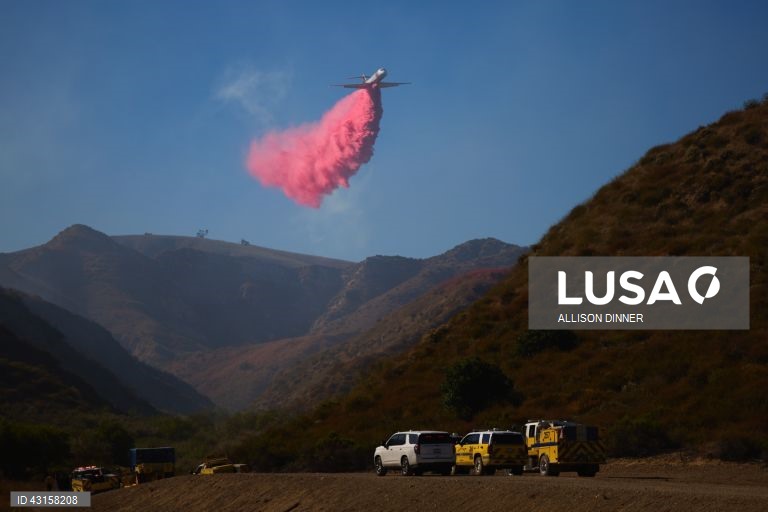 Incêndio em Sharp ameaça casas em Simi Valley