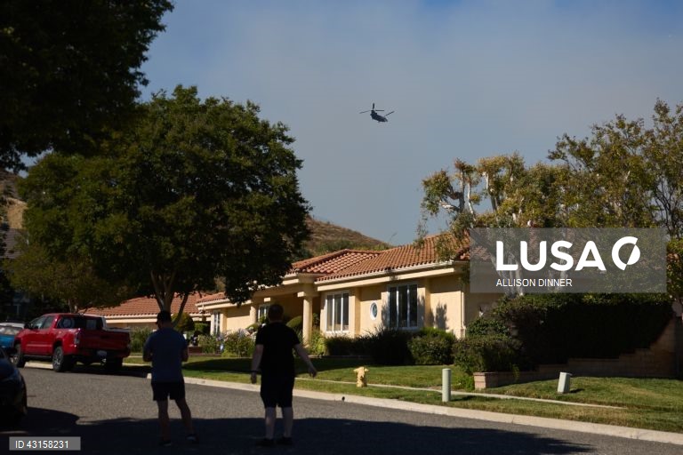 Incêndio em Sharp ameaça casas em Simi Valley