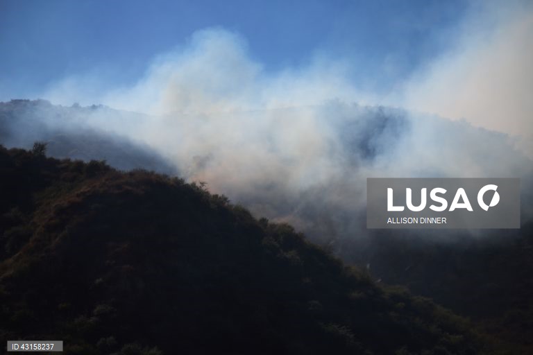 Incêndio em Sharp ameaça casas em Simi Valley