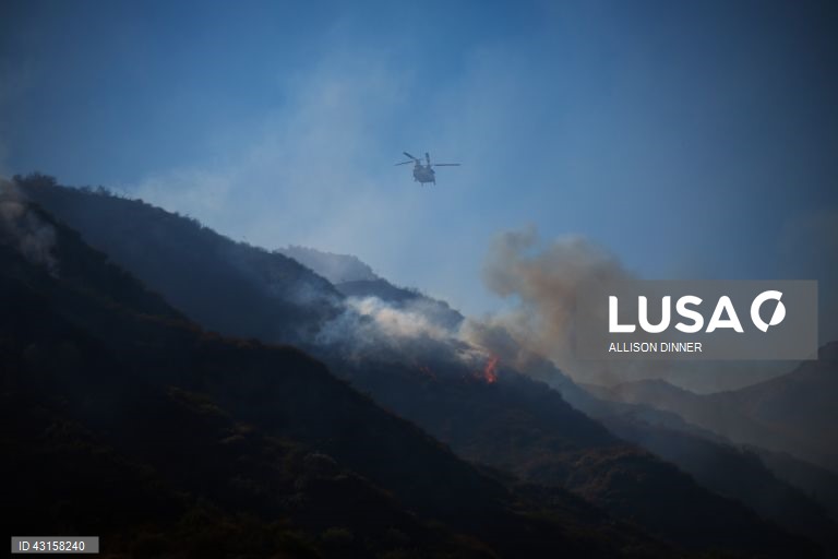 Incêndio em Sharp ameaça casas em Simi Valley