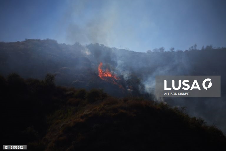 Incêndio em Sharp ameaça casas em Simi Valley