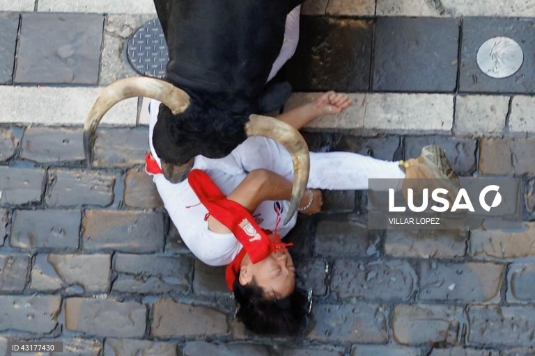 Pessoas reúnem-se durante a corrida de touros da festa de San Fermin (conhecida como "Sanfermines") em Pamplona, no norte de Espanha. A festa de San Fermin 2024 decorre de 6 a 14 de julho, sendo a corrida de touros o principal evento.  