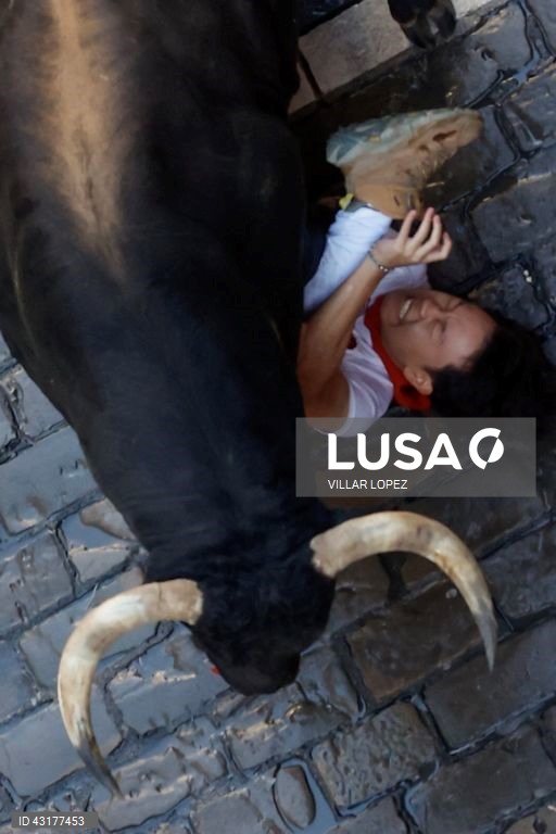 Pessoas reúnem-se durante a corrida de touros da festa de San Fermin (conhecida como "Sanfermines") em Pamplona, no norte de Espanha. A festa de San Fermin 2024 decorre de 6 a 14 de julho, sendo a corrida de touros o principal evento.  