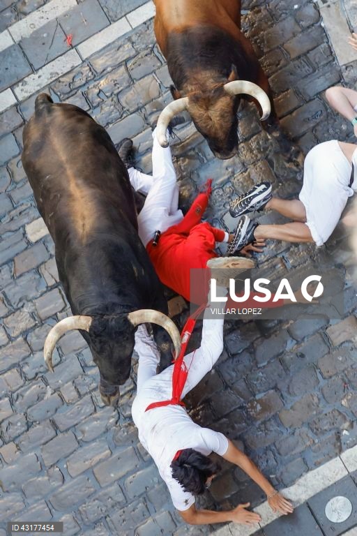 Pessoas reúnem-se durante a corrida de touros da festa de San Fermin (conhecida como "Sanfermines") em Pamplona, no norte de Espanha. A festa de San Fermin 2024 decorre de 6 a 14 de julho, sendo a corrida de touros o principal evento.  
