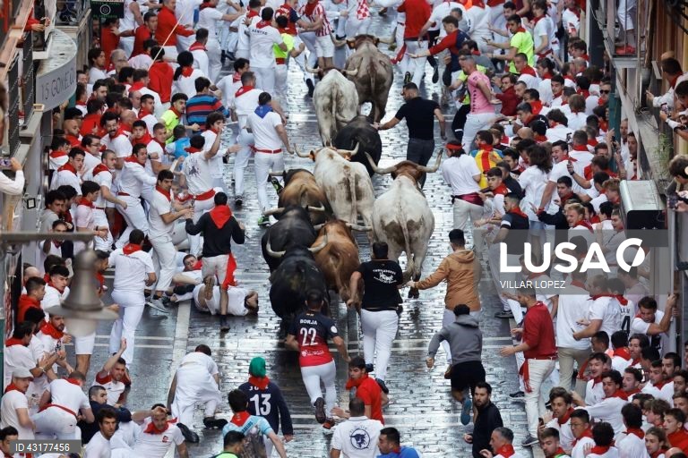 Pessoas reúnem-se durante a corrida de touros da festa de San Fermin (conhecida como "Sanfermines") em Pamplona, no norte de Espanha. A festa de San Fermin 2024 decorre de 6 a 14 de julho, sendo a corrida de touros o principal evento.  