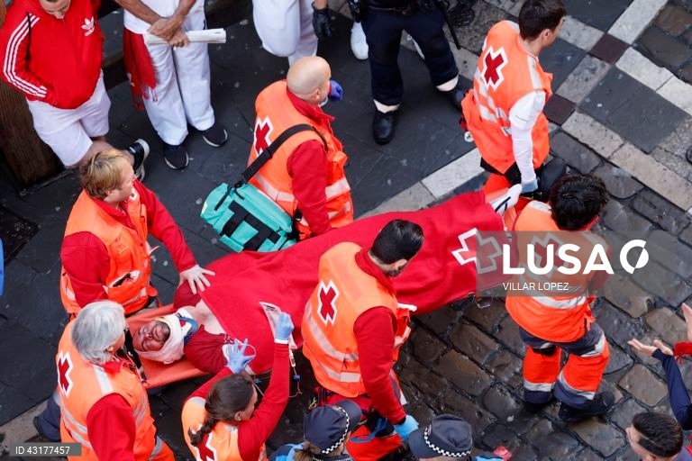Pessoas reúnem-se durante a corrida de touros da festa de San Fermin (conhecida como "Sanfermines") em Pamplona, no norte de Espanha. A festa de San Fermin 2024 decorre de 6 a 14 de julho, sendo a corrida de touros o principal evento.  