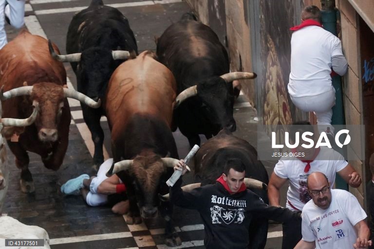 Pessoas reúnem-se durante a corrida de touros da festa de San Fermin (conhecida como "Sanfermines") em Pamplona, no norte de Espanha. A festa de San Fermin 2024 decorre de 6 a 14 de julho, sendo a corrida de touros o principal evento.  