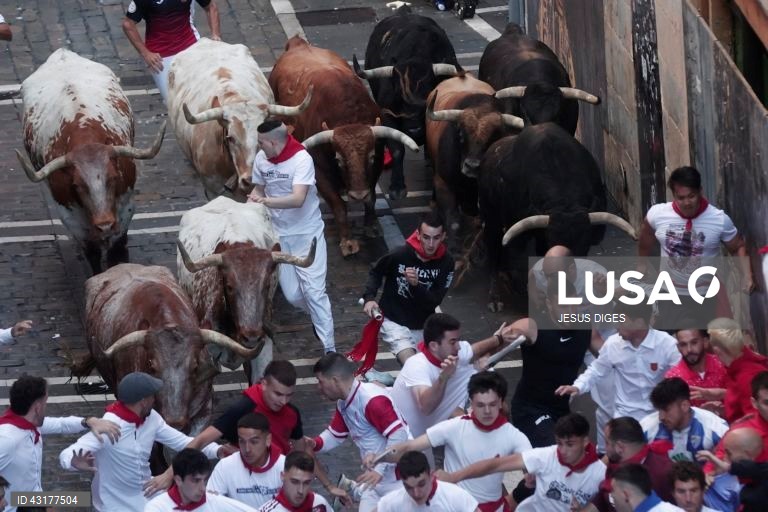Pessoas reúnem-se durante a corrida de touros da festa de San Fermin (conhecida como "Sanfermines") em Pamplona, no norte de Espanha. A festa de San Fermin 2024 decorre de 6 a 14 de julho, sendo a corrida de touros o principal evento.  