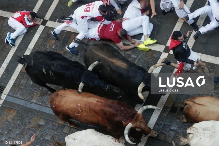 Pessoas reúnem-se durante a corrida de touros da festa de San Fermin (conhecida como "Sanfermines") em Pamplona, no norte de Espanha. A festa de San Fermin 2024 decorre de 6 a 14 de julho, sendo a corrida de touros o principal evento.  
