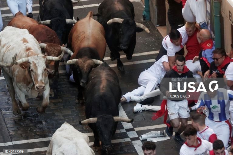 Pessoas reúnem-se durante a corrida de touros da festa de San Fermin (conhecida como "Sanfermines") em Pamplona, no norte de Espanha. A festa de San Fermin 2024 decorre de 6 a 14 de julho, sendo a corrida de touros o principal evento.  
