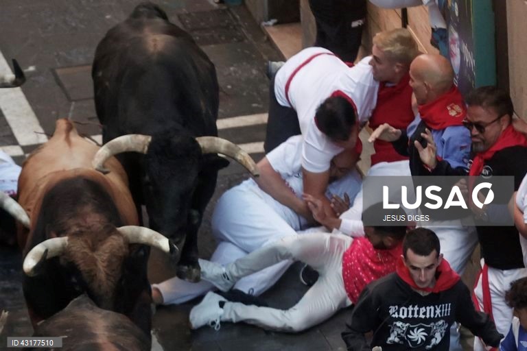 Pessoas reúnem-se durante a corrida de touros da festa de San Fermin (conhecida como "Sanfermines") em Pamplona, no norte de Espanha. A festa de San Fermin 2024 decorre de 6 a 14 de julho, sendo a corrida de touros o principal evento.  