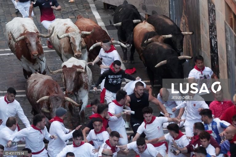 Pessoas reúnem-se durante a corrida de touros da festa de San Fermin (conhecida como "Sanfermines") em Pamplona, no norte de Espanha. A festa de San Fermin 2024 decorre de 6 a 14 de julho, sendo a corrida de touros o principal evento.  