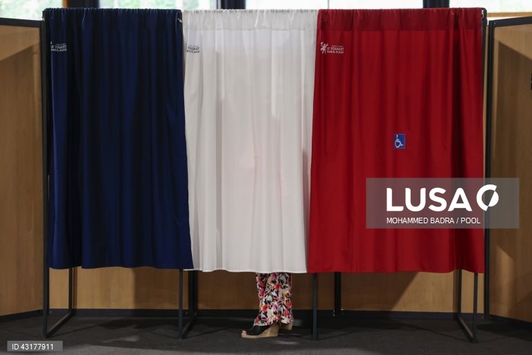 Um ambiente de festa instalou-se entre apoiantes da NFP em Paris, que celebraram as primeiras projeções de vitória da aliança de esquerda na segunda volta das legislativas francesas e não pararam mais de festejar, com música e muita cerveja.