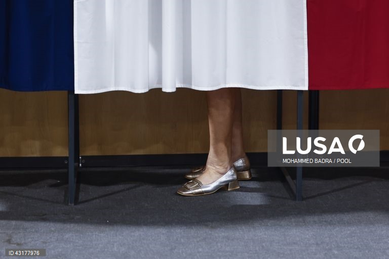 Um ambiente de festa instalou-se entre apoiantes da NFP em Paris, que celebraram as primeiras projeções de vitória da aliança de esquerda na segunda volta das legislativas francesas e não pararam mais de festejar, com música e muita cerveja.