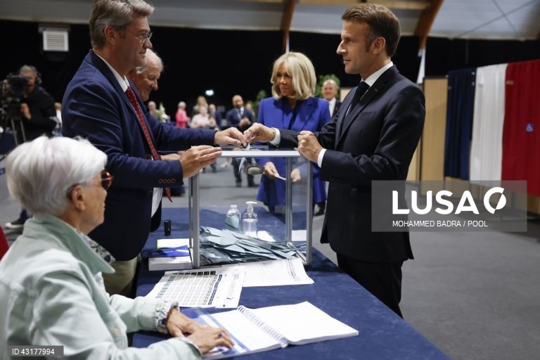 Um ambiente de festa instalou-se entre apoiantes da NFP em Paris, que celebraram as primeiras projeções de vitória da aliança de esquerda na segunda volta das legislativas francesas e não pararam mais de festejar, com música e muita cerveja.
