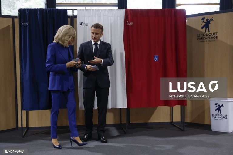 Um ambiente de festa instalou-se entre apoiantes da NFP em Paris, que celebraram as primeiras projeções de vitória da aliança de esquerda na segunda volta das legislativas francesas e não pararam mais de festejar, com música e muita cerveja.