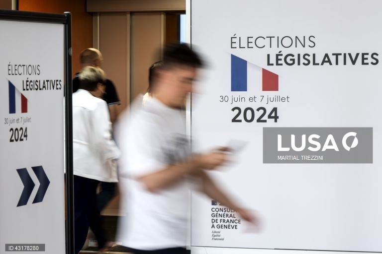 Um ambiente de festa instalou-se entre apoiantes da NFP em Paris, que celebraram as primeiras projeções de vitória da aliança de esquerda na segunda volta das legislativas francesas e não pararam mais de festejar, com música e muita cerveja.