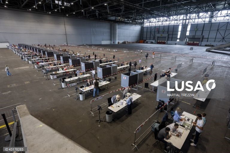 Um ambiente de festa instalou-se entre apoiantes da NFP em Paris, que celebraram as primeiras projeções de vitória da aliança de esquerda na segunda volta das legislativas francesas e não pararam mais de festejar, com música e muita cerveja.