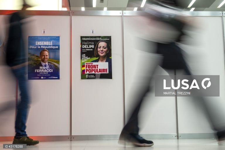 Um ambiente de festa instalou-se entre apoiantes da NFP em Paris, que celebraram as primeiras projeções de vitória da aliança de esquerda na segunda volta das legislativas francesas e não pararam mais de festejar, com música e muita cerveja.