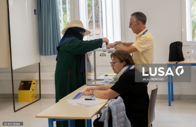 Um ambiente de festa instalou-se entre apoiantes da NFP em Paris, que celebraram as primeiras projeções de vitória da aliança de esquerda na segunda volta das legislativas francesas e não pararam mais de festejar, com música e muita cerveja.