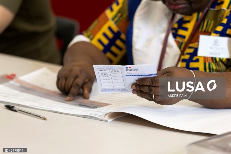 Um ambiente de festa instalou-se entre apoiantes da NFP em Paris, que celebraram as primeiras projeções de vitória da aliança de esquerda na segunda volta das legislativas francesas e não pararam mais de festejar, com música e muita cerveja.