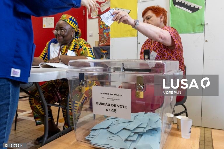 Um ambiente de festa instalou-se entre apoiantes da NFP em Paris, que celebraram as primeiras projeções de vitória da aliança de esquerda na segunda volta das legislativas francesas e não pararam mais de festejar, com música e muita cerveja.