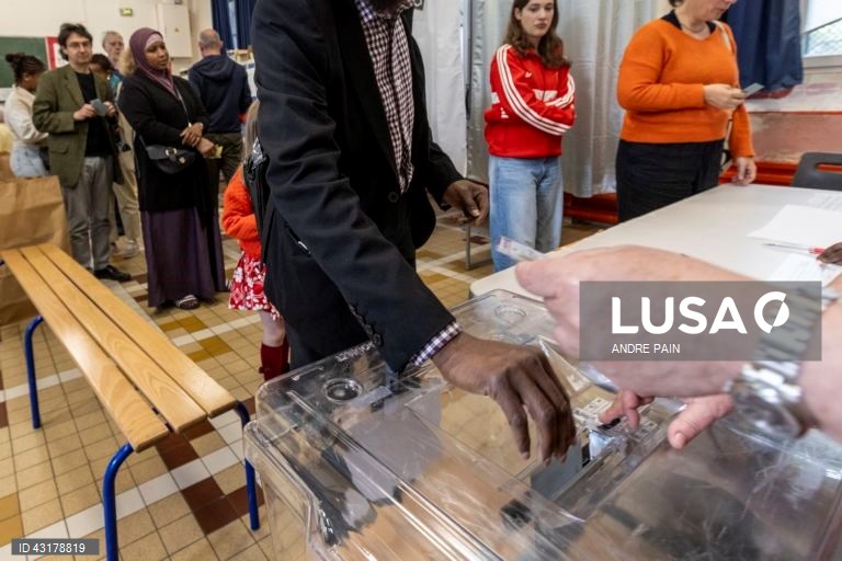 Um ambiente de festa instalou-se entre apoiantes da NFP em Paris, que celebraram as primeiras projeções de vitória da aliança de esquerda na segunda volta das legislativas francesas e não pararam mais de festejar, com música e muita cerveja.