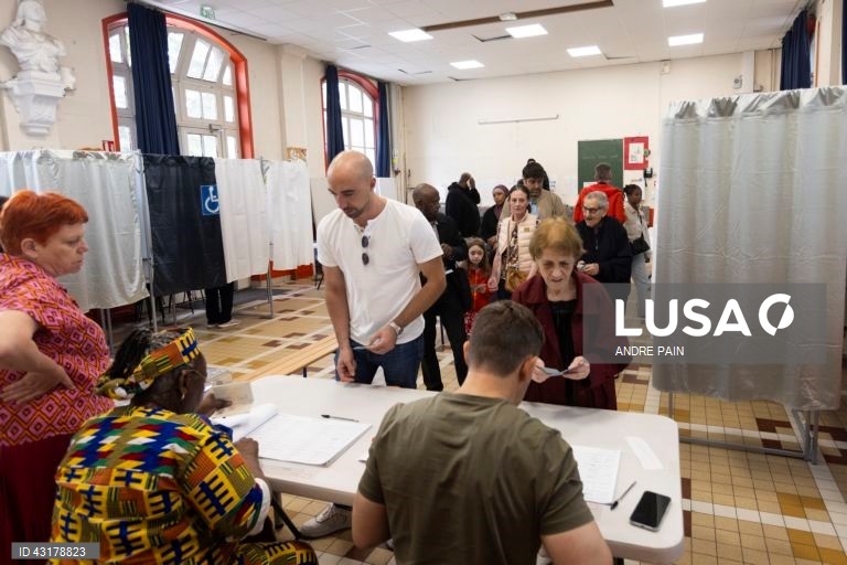 Um ambiente de festa instalou-se entre apoiantes da NFP em Paris, que celebraram as primeiras projeções de vitória da aliança de esquerda na segunda volta das legislativas francesas e não pararam mais de festejar, com música e muita cerveja.