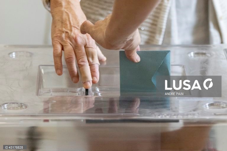 Um ambiente de festa instalou-se entre apoiantes da NFP em Paris, que celebraram as primeiras projeções de vitória da aliança de esquerda na segunda volta das legislativas francesas e não pararam mais de festejar, com música e muita cerveja.