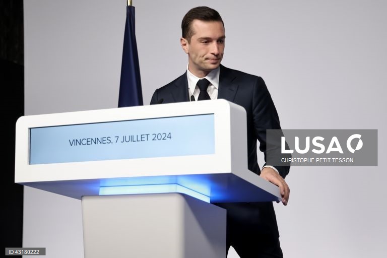 Um ambiente de festa instalou-se entre apoiantes da NFP em Paris, que celebraram as primeiras projeções de vitória da aliança de esquerda na segunda volta das legislativas francesas e não pararam mais de festejar, com música e muita cerveja.