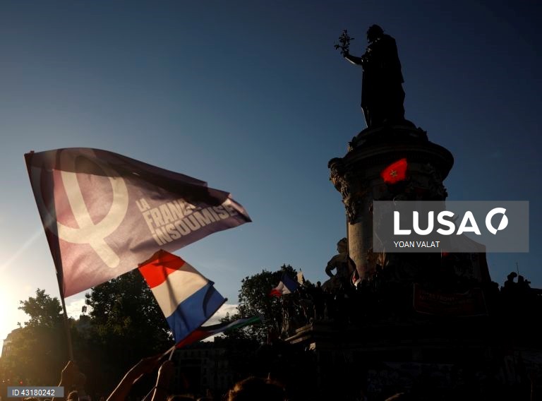 Um ambiente de festa instalou-se entre apoiantes da NFP em Paris, que celebraram as primeiras projeções de vitória da aliança de esquerda na segunda volta das legislativas francesas e não pararam mais de festejar, com música e muita cerveja.