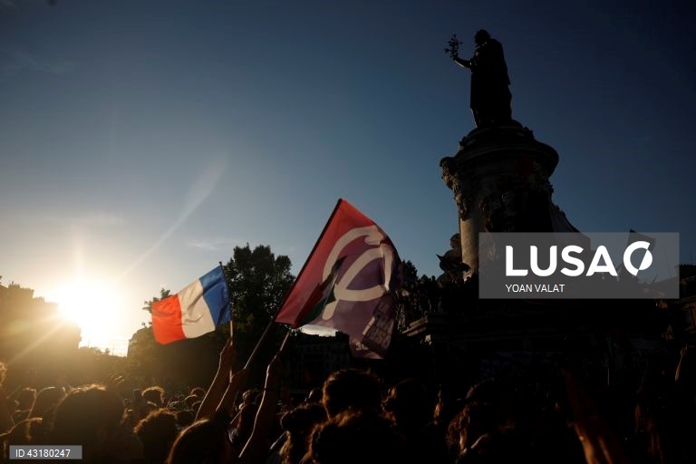 Um ambiente de festa instalou-se entre apoiantes da NFP em Paris, que celebraram as primeiras projeções de vitória da aliança de esquerda na segunda volta das legislativas francesas e não pararam mais de festejar, com música e muita cerveja.