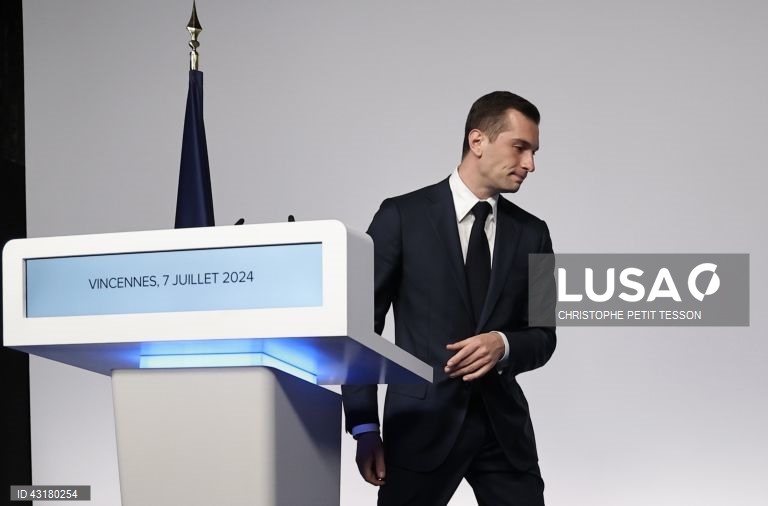 Um ambiente de festa instalou-se entre apoiantes da NFP em Paris, que celebraram as primeiras projeções de vitória da aliança de esquerda na segunda volta das legislativas francesas e não pararam mais de festejar, com música e muita cerveja.