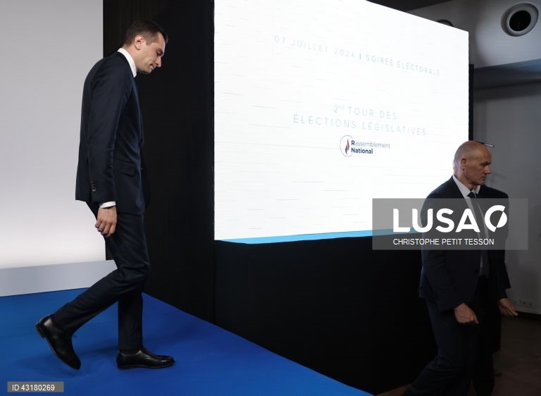 Um ambiente de festa instalou-se entre apoiantes da NFP em Paris, que celebraram as primeiras projeções de vitória da aliança de esquerda na segunda volta das legislativas francesas e não pararam mais de festejar, com música e muita cerveja.