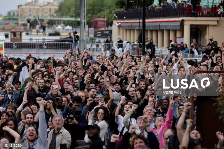 Um ambiente de festa instalou-se entre apoiantes da NFP em Paris, que celebraram as primeiras projeções de vitória da aliança de esquerda na segunda volta das legislativas francesas e não pararam mais de festejar, com música e muita cerveja.
