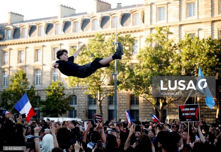 Um ambiente de festa instalou-se entre apoiantes da NFP em Paris, que celebraram as primeiras projeções de vitória da aliança de esquerda na segunda volta das legislativas francesas e não pararam mais de festejar, com música e muita cerveja.