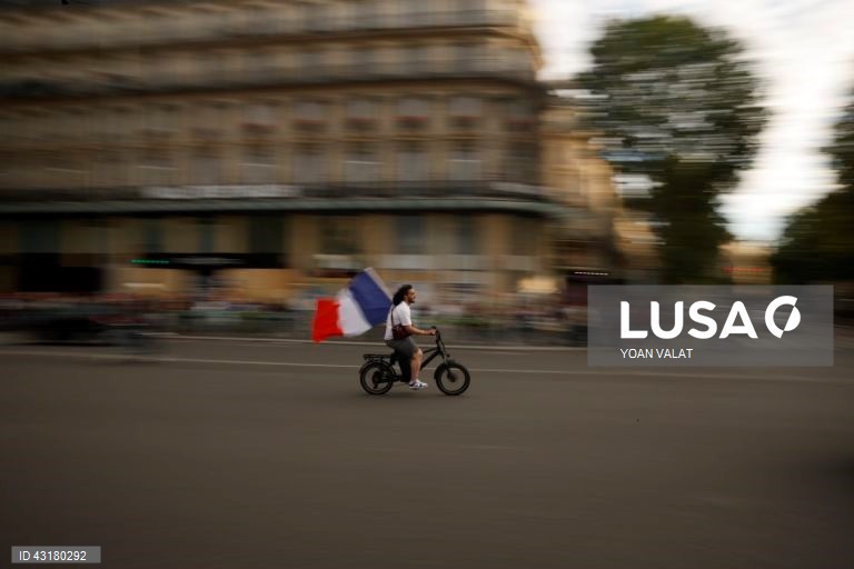 Um ambiente de festa instalou-se entre apoiantes da NFP em Paris, que celebraram as primeiras projeções de vitória da aliança de esquerda na segunda volta das legislativas francesas e não pararam mais de festejar, com música e muita cerveja.